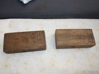 Dvě sady starých mosazných závažíček v krabičkách - 10