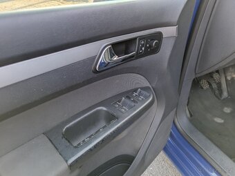 Volkswagen Touran, 1.6 FSI, 85kW, 7 míst. - 10