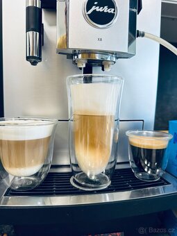 Jura X8 s čisticími prostředky a kávou - 10