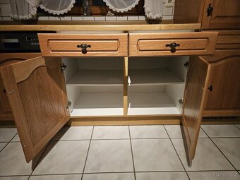 Masivní kuchyňská linka se spotřebiči - 10