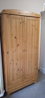 Dřevěná borovicová šatní skříň - 10