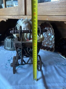 Sběratelský komplet – kočárek + porcelánová panenka - 10