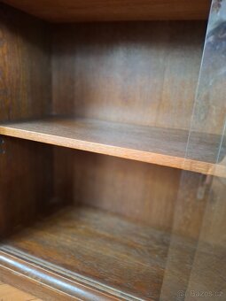 Vitrína, knihovna z masivu, po babičce - 10