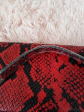 Červená kabelka s hadím vzorem. Nová - 10