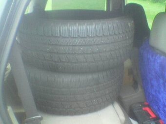 Prodej starších zimních pneumatik KUMHO 235-50-17. 6-7 mm. - 10