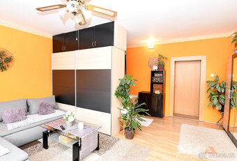 Prodej domu se dvěma byty a komerčními prostory, 412 m2 - 10