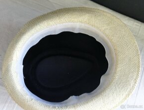 Letní klobouky a sbírka plechovek - 10