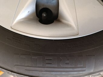 Prodám kompletní kola i s originálními poklicemi Hyundai. - 10
