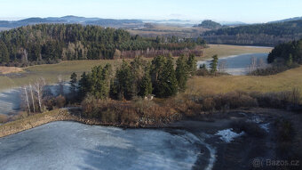 Šumava, pozemek 220 m2 s trampskou chatkou -glamping - 10