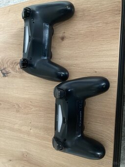 ZAMLUVENONabízím k prodeji své 2 ovladače DualShock pro PS 4 - 10