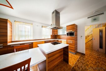 Prodej rodinný dům CP 343 m2 s garáží, zděnou pergolou a zah - 10
