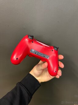 PS4 konzole s dvouma ovladači - 10