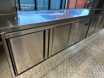 Food truck gastro přívěs v stylu Airstream 580 cm - 10