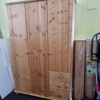 Krásná vysoká šatní skříň v masivu z Borovice výška 225 cm - 10