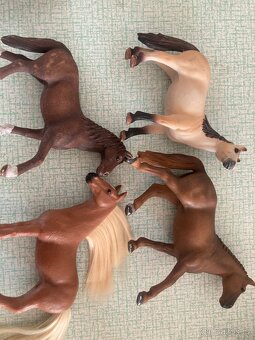 Schleich koně 70-80 Kč ,postavy 70 - 10