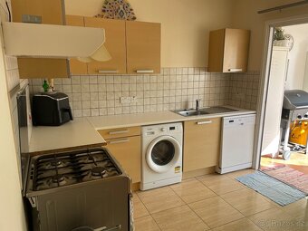 KYPR - LARNAKA, byt 3+1 s terasou, bazénem a park. stáním - 10