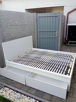 Prodám manželskou postel IKEA 180cm x 200cm - 10