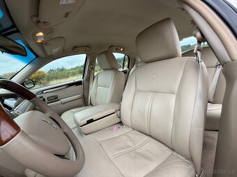 2011 Lincoln Town Car Signature Limited - 10