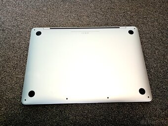 MacBook PRO 13 palců Apple M1 chip 8 GB RAM 256 ssd 120cykl - 10