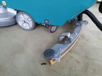 Podlahový mycí stroj Tennant T5 Disk 80 s vlastním pojezdem - 10