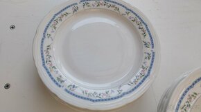 Porcelánové talíře, šálky,talířová souprava - 10