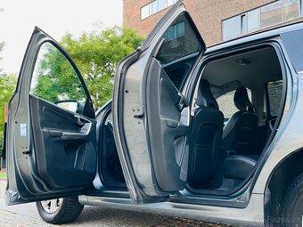 Volvo XC60 2.4D 4x4 5VÁLEC 140KW AUT 1.MAJITEL LED SERVISKA - 10