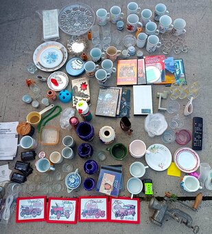 starý polštář nádobí lustr světlo židle hrneček talíř příbor - 10