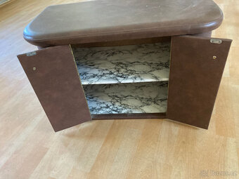 Skříňka nábytková nízká čalouněná koženkou za 500 kč - 10