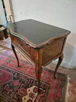 Starožitný odkládací stolek se šuplíkem ve stylu Chippendale - 10