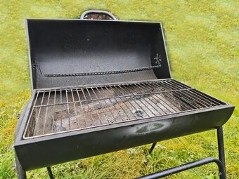Venkovní gril na dřevěné uhlí. - 10