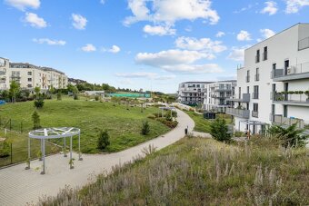 Prodám byt - Prostorný 3+kk (88 m²) se zahradou a garážovým - 10