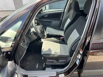 SUZUKI SX4 1,6i 88KW 1.MAJITEL 35000KM NAVIG.TAŽNÉ VYHŘ.SED. - 10