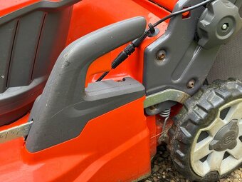 Prodám akumulátorovou sekačku Husqvarna s vlastním pojezdem - 10