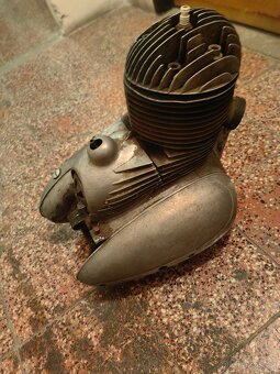 Jawa perak zbrojovka rám a motor - 10