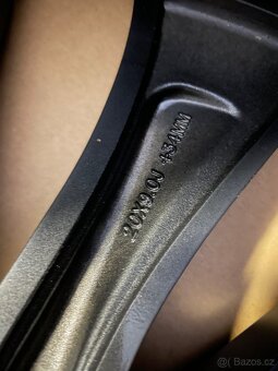 Original zimní Tesla Model 3 r20 + 235/35/20 100% - 10