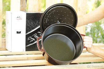 litinový hrnec STAUB original 28 cm grenadine - 10