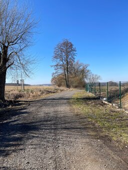 Pozemek s chatou 586m2 na okraji obce - 10