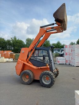 Locust L 903 smykový nakladač - 10