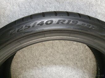 2x -- 225/40 R19 Letní pneu Pirelli Pzero -- - 10