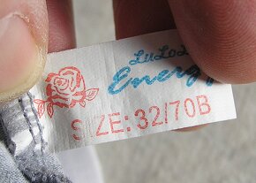 2 x motýlek,4 x lambáda,1 x podprsenka kus 50,- Kč - 10