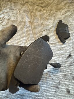 Prodám přední kotouče+destičky značky Brembo . - 10