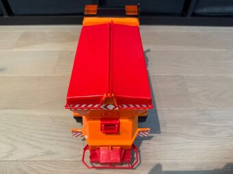 Bruder Mercedes Benz sypač s pluhem - 10