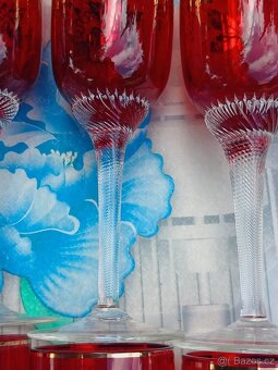prodám červené broušené skleničky s vínem - 10