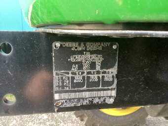 Traktor John Deere 3025E - 10