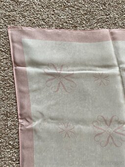 Nový dámský šátek Avon z hedvábí - decentní vzor, orig. bal. - 10