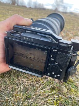 Sony ZV-E10 + Sony 50mm f/1.8 OSS + klec + 3x baterie - 10