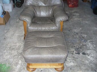 kožené křeslo + taburet - 10