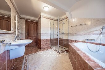 Prodej prostorného rodinného domu 6+kk v klidné lokalitě Hor - 10