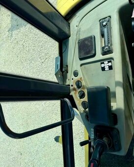 KLOUBOVÝ NAKLADAČ KOMATSU WA 75 - 10