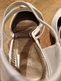 Slušivé bílé lodičky, vel.38 - 10